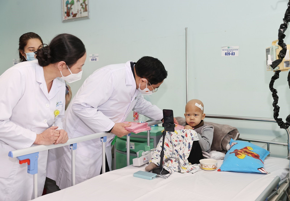 Thủ tướng Phạm Minh Chính thăm, tặng quà cho các bệnh nhi đang điều trị tại Bệnh viện Nhi Trung ương. (Ảnh: Dương Giang/TTXVN)