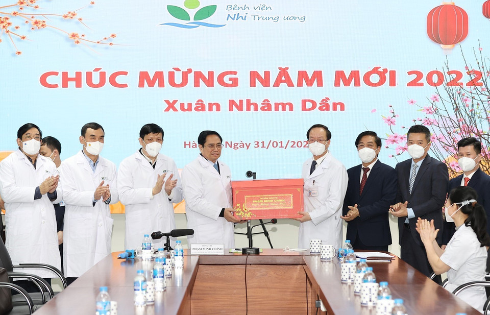 Thủ tướng Phạm Minh Chính tặng quà Tết cho các y, bác sỹ Bệnh viện Nhi Trung ương. (Ảnh: Dương Giang/TTXVN)