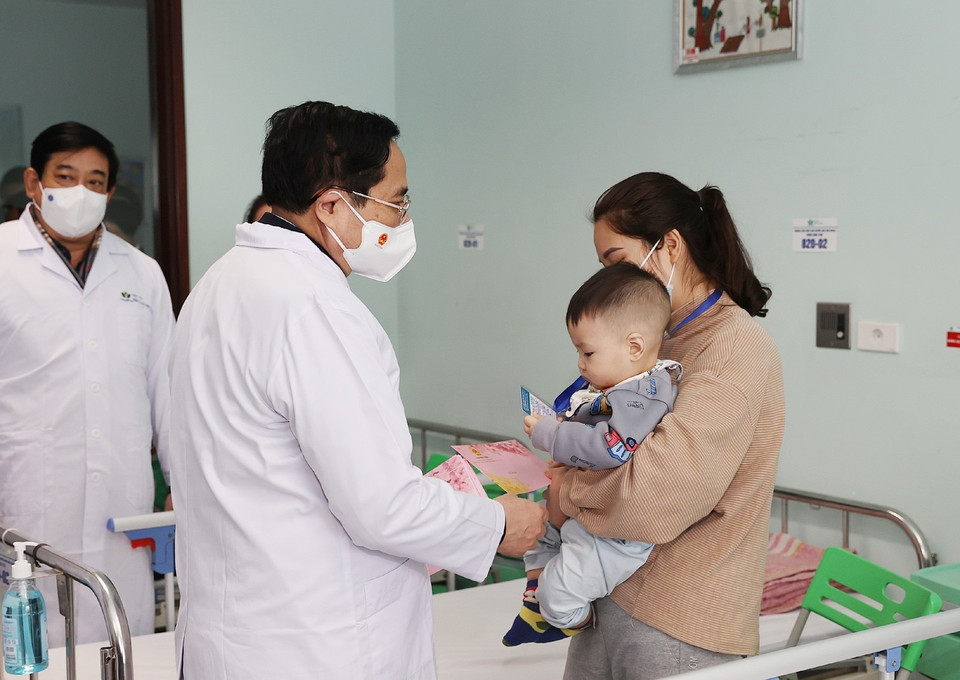 Thủ tướng Phạm Minh Chính thăm, tặng quà cho các bệnh nhi đang điều trị tại Bệnh viện Nhi Trung ương. (Ảnh: Dương Giang/TTXVN)