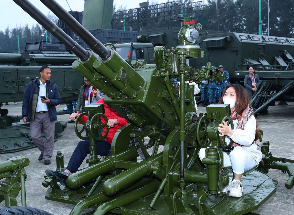 Khách tham quan pháo phòng không. (Ảnh: Trọng Đức/TTXVN)