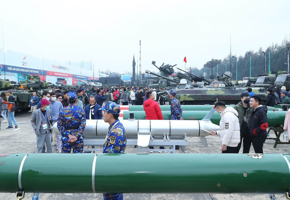 Khu trưng bày các loại tên lửa thông minh. (Ảnh: Trọng Đức/TTXVN)