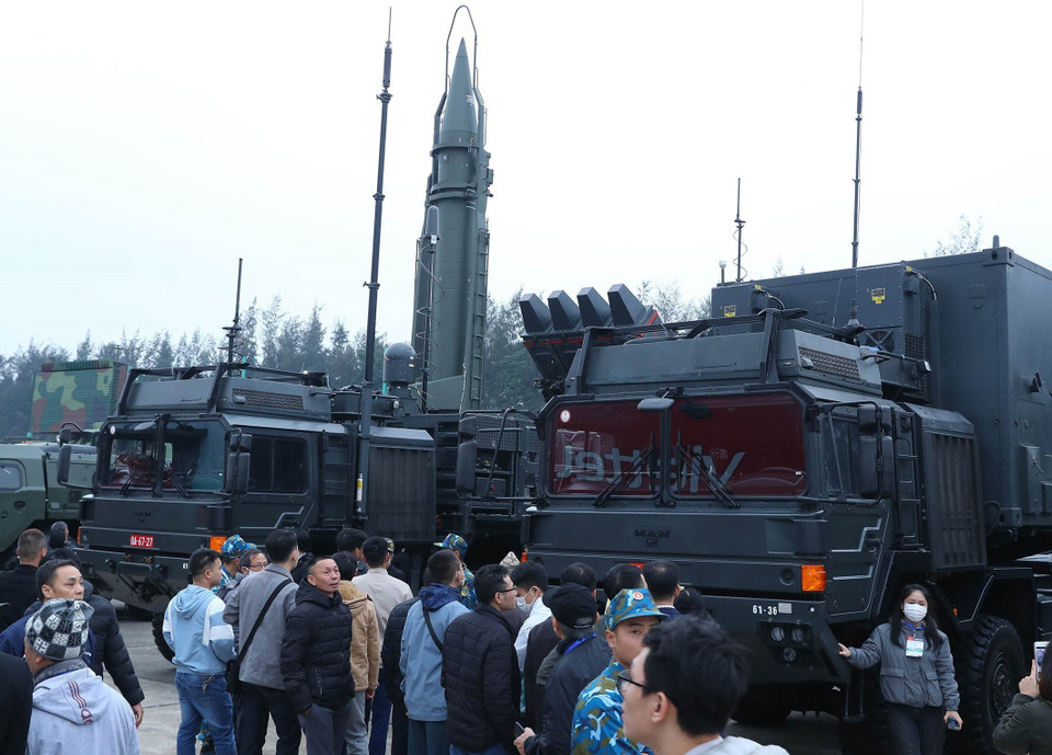 Du khách tham quan khu trưng bày các hệ thống tên lửa hiện đại. (Ảnh: Trọng Đức/TTXVN)