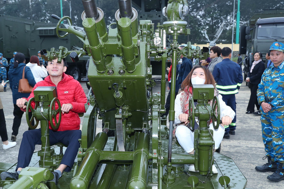 Khách tham quan pháo phòng không. (Ảnh: Trọng Đức/TTXVN)