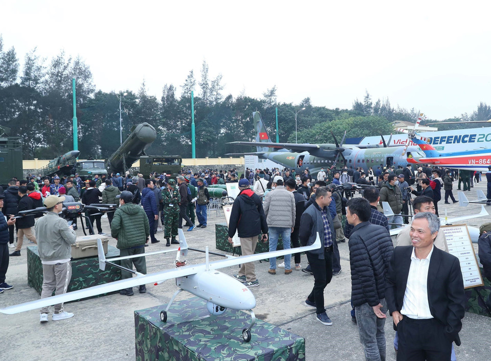 Khách tham quan khu trưng bày máy bay không người lái do Việt Nam sản xuất. (Ảnh: Trọng Đức/TTXVN)