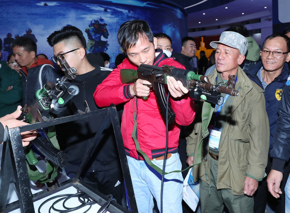 Khách tham quan khu trưng bày vũ khí nước ngoài. (Ảnh: Trọng Đức/TTXVN)