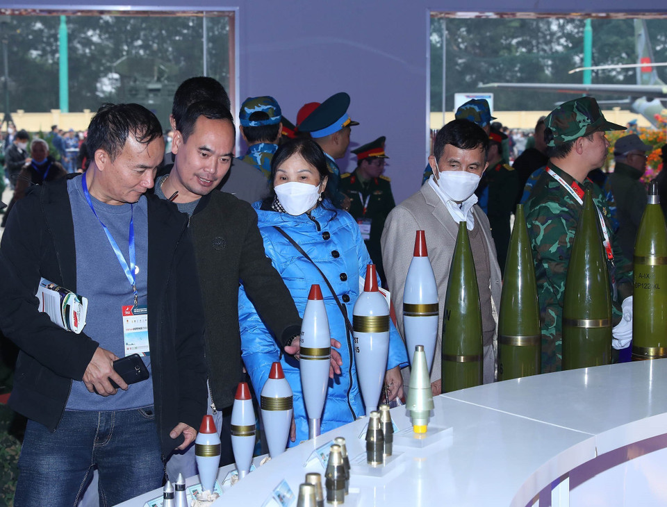 Khách tham quan khu trưng bày vũ khí nước ngoài. (Ảnh: Trọng Đức/TTXVN)