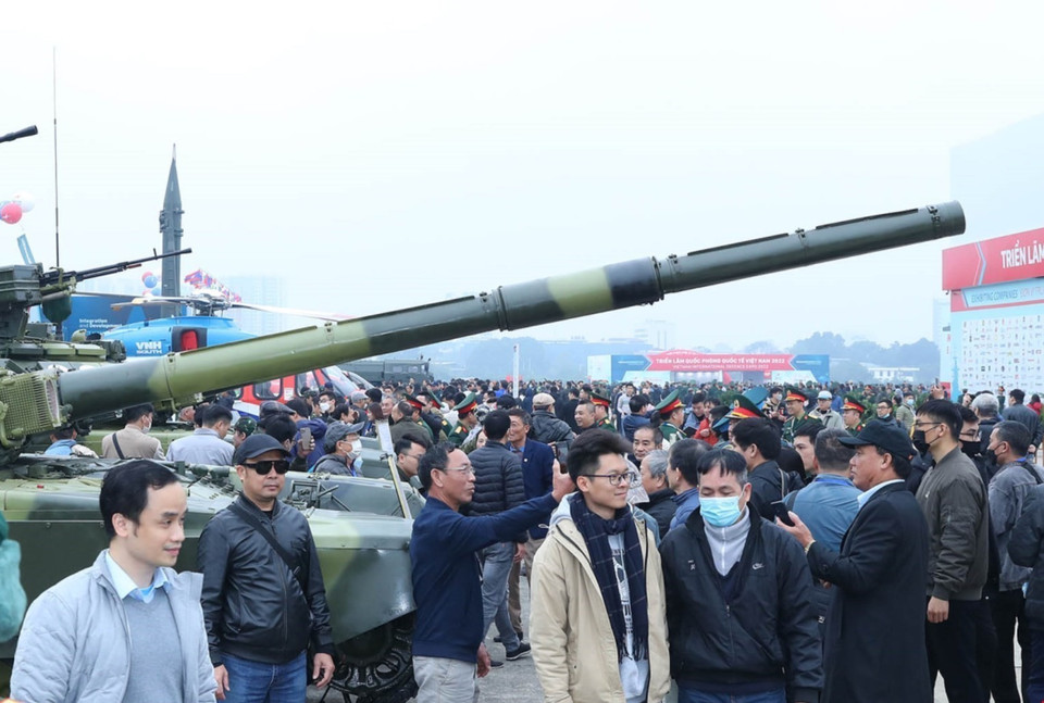 Đông đảo nhân dân đến tham quan Triển lãm Quốc phòng quốc tế 2022. (Ảnh: Trọng Đức/TTXVN)