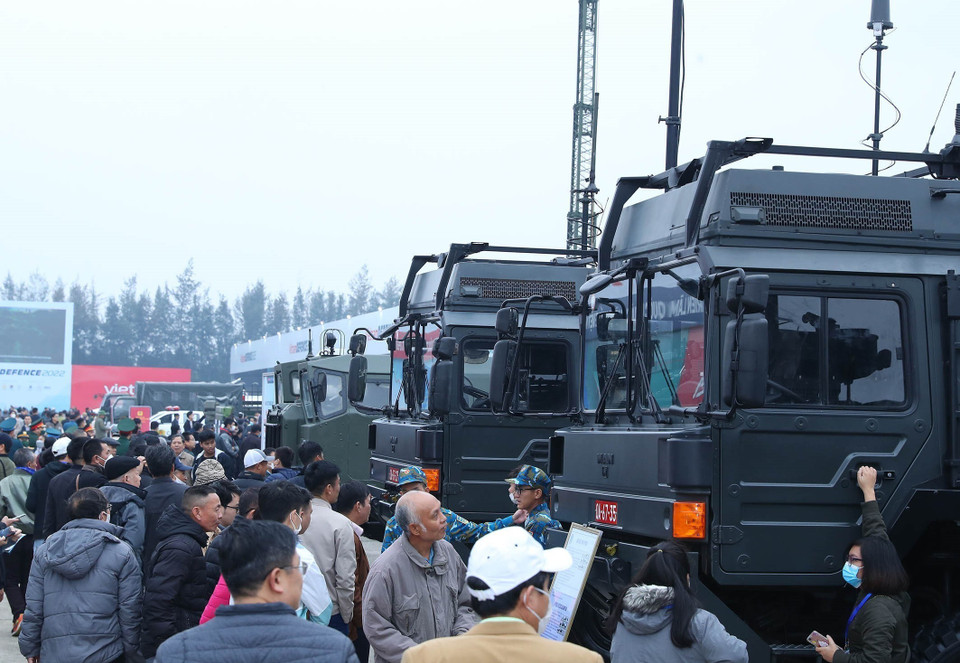 Du khách tham quan khu trưng bày các hệ thống radar hiện đại.(Ảnh: Trọng Đức/TTXVN)