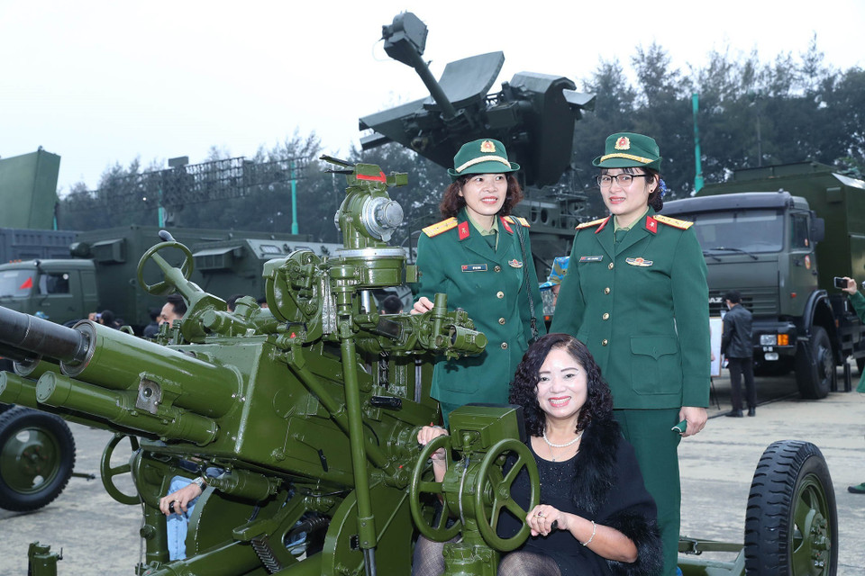 Khách tham quan pháo phòng không. (Ảnh: Trọng Đức/TTXVN)