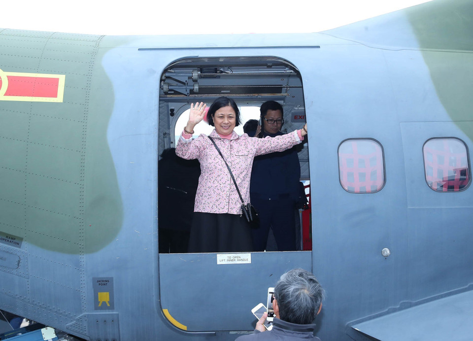 Du khách tham quan, chụp ảnh lưu niệm trên máy bay vận tải quân sự. (Ảnh: Trọng Đức/TTXVN)