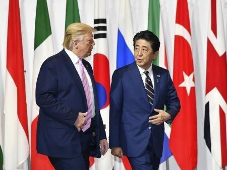 Ngày 28/6/2019, Hội nghị Thượng đỉnh G20 đã khai mạc tại Osaka, Nhật Bản, với sự tham gia của các nguyên thủ/lãnh đạo 20 nền kinh tế phát triển và mới nổi hàng đầu thế giới và 8 quốc gia khách mời, cùng lãnh đạo 9 tổ chức quốc tế quan trọng. Trong ảnh: Tổng thống Mỹ Donald Trump (trái) và Thủ tướng Nhật Bản Shinzo Abe trước cuộc hội đàm bên lề Hội nghị thượng đỉnh G20 ở Osaka ngày 28/6/2019. (Ảnh: Kyodo/TTXVN)