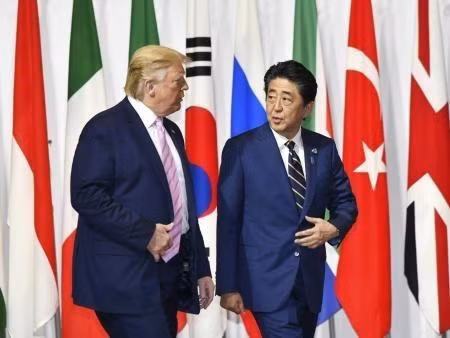 Ngày 28/6/2019, Hội nghị Thượng đỉnh G20 đã khai mạc tại Osaka, Nhật Bản, với sự tham gia của các nguyên thủ/lãnh đạo 20 nền kinh tế phát triển và mới nổi hàng đầu thế giới và 8 quốc gia khách mời, cùng lãnh đạo 9 tổ chức quốc tế quan trọng. Trong ảnh: Tổng thống Mỹ Donald Trump (trái) và Thủ tướng Nhật Bản Shinzo Abe trước cuộc hội đàm bên lề Hội nghị thượng đỉnh G20 ở Osaka ngày 28/6/2019. (Ảnh: Kyodo/TTXVN)