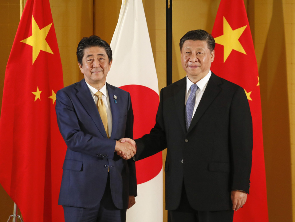 Trong cuộc hội đàm ngày 27/6 với Thủ tướng Nhật Bản Shinzo Abe, Chủ tịch Trung Quốc Tập Cận Bình (phải) cam kết nỗ lực xây dựng "kỷ nguyên mới" cho các mối quan hệ giữa Trung Quốc và Nhật Bản. Về phần mình, Thủ tướng Abe cho biết Nhật Bản mong muốn hợp tác với Trung Quốc để củng cố các mối quan hệ giữa hai nước. (Ảnh: AFP/TTXVN)