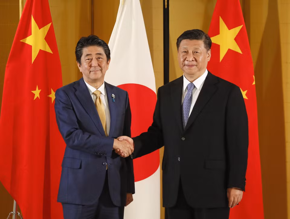 Trong cuộc hội đàm ngày 27/6 với Thủ tướng Nhật Bản Shinzo Abe, Chủ tịch Trung Quốc Tập Cận Bình (phải) cam kết nỗ lực xây dựng "kỷ nguyên mới" cho các mối quan hệ giữa Trung Quốc và Nhật Bản. Về phần mình, Thủ tướng Abe cho biết Nhật Bản mong muốn hợp tác với Trung Quốc để củng cố các mối quan hệ giữa hai nước. (Ảnh: AFP/TTXVN)