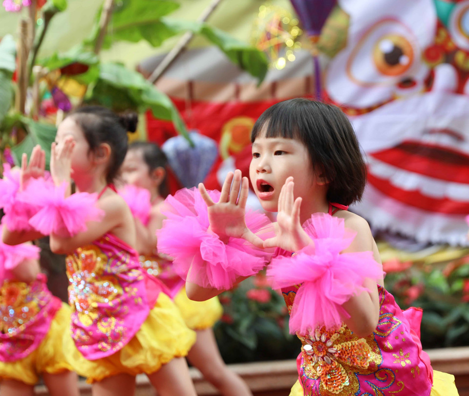 Tiết mục múa hát của chính các bé đã tạo nên không khí ấm áp, tươi vui của một mùa Trung Thu. (Ảnh: Thanh Tùng/TTXVN)