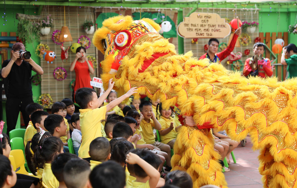 Múa lân, múa sư tử là những nét văn hóa không thể thiếu trong mỗi dịp Trung Thu, luôn được các bé đón nhận đầy phấn khích. (Ảnh: Thanh Tùng/TTXVN)