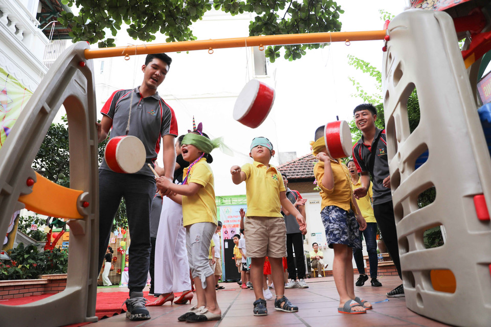 Cùng khám phá những trò chơi dân gian. (Ảnh: Thanh Tùng/TTXVN)