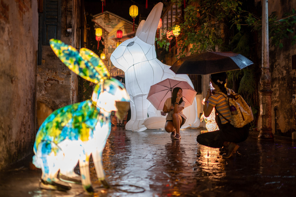 Đèn lồng được thắp sáng rực rỡ chào đón Tết Trung Thu tại Kuala Lumpur, Malaysia, ngày 25/9/2020. (Nguồn: THX/TTXVN)