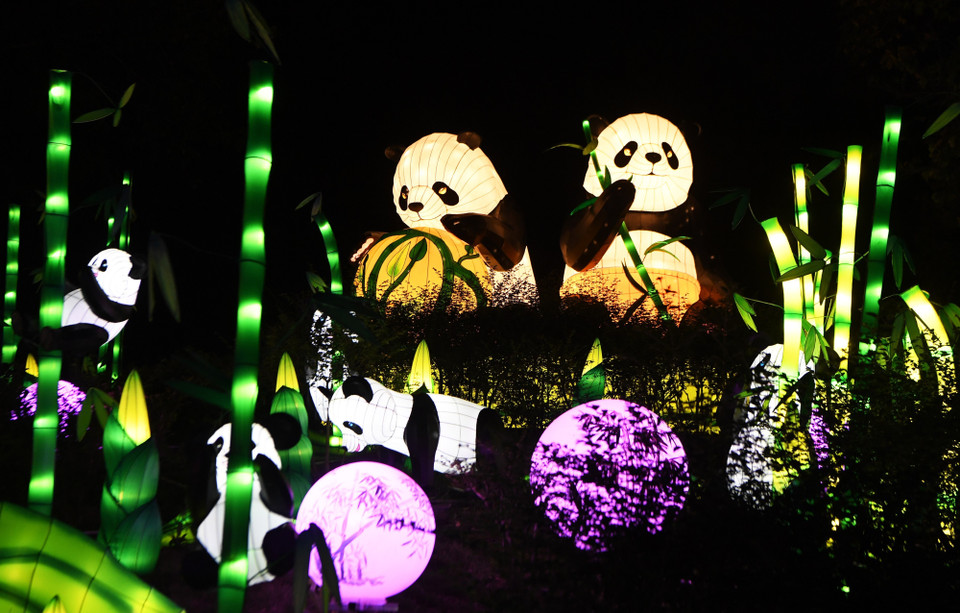 Đèn lồng được thắp sáng rực rỡ chào đón Tết Trung Thu tại Trùng Khánh, Trung Quốc ngày 28/9/2020. (Nguồn: THX/TTXVN)