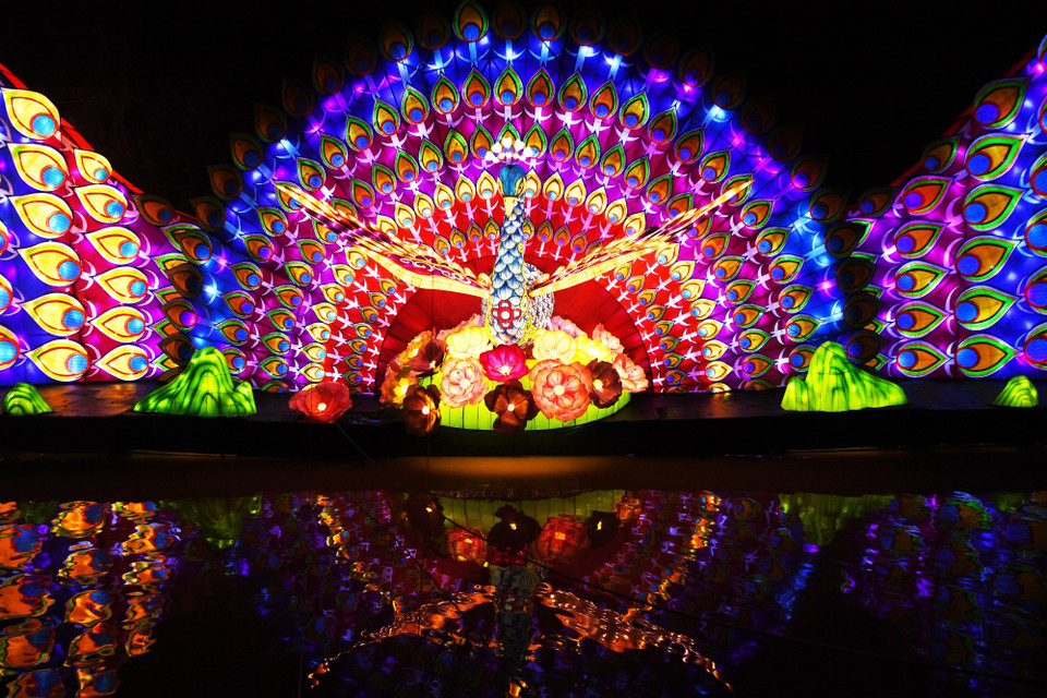 Đèn lồng được thắp sáng rực rỡ chào đón Tết Trung Thu tại Trùng Khánh, Trung Quốc ngày 28/9/2020. (Nguồn: THX/TTXVN)