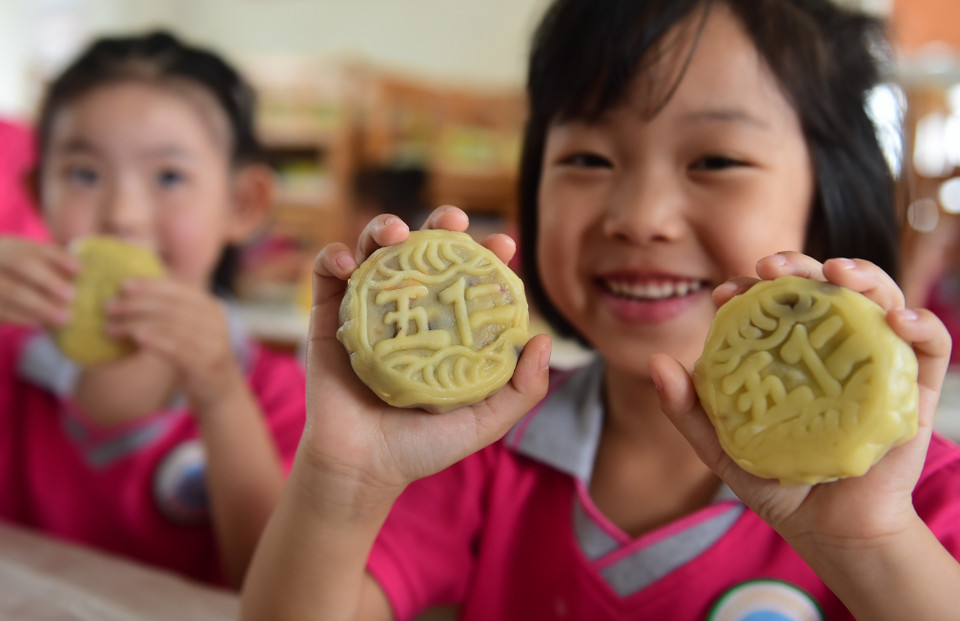 Trẻ em làm bánh Trung Thu tại trường mẫu giáo ở tỉnh Hà Bắc, Trung Quốc, ngày 21/9/2020. (Nguồn: THX/TTXVN)