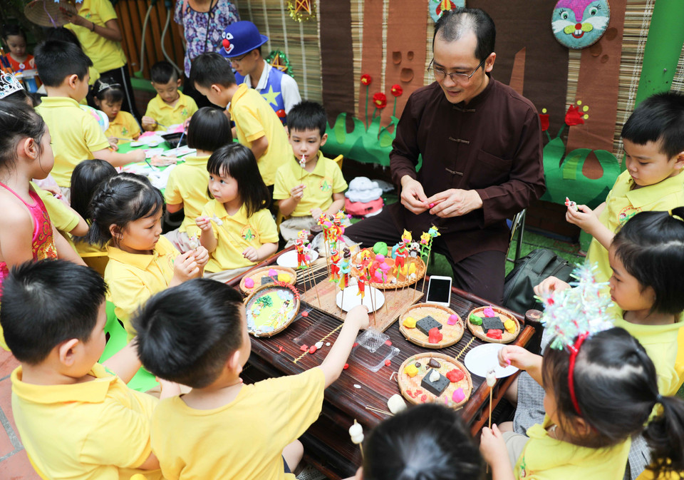 Các bé hào hứng với hoạt động trải nghiệm làm bánh, vẽ mặt nạ, vẽ nón, nặn tò he... trong dịp Tết Trung Thu. (Ảnh: Thanh Tùng/TTXVN)