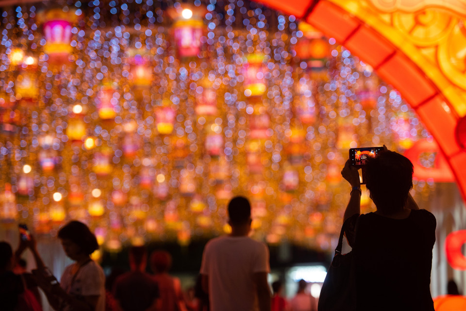 Đèn lồng được thắp sáng rực rỡ chào đón Tết Trung Thu tại Macau, Trung Quốc, ngày 25/9/2020. (Nguồn: THX/TTXVN)