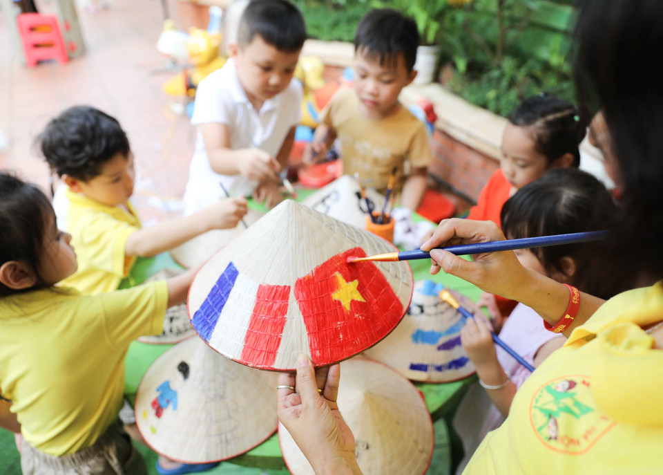 Nét vẽ thể hiện tinh thần đoàn kết, hữu nghị giữa Việt Nam và Pháp trở thành món quà đầy ý nghĩa của cô và trò Trường Mầm non A (Hoàn Kiếm, Hà Nội) gửi tới những cán bộ của Đại sứ quán Pháp. (Ảnh: Thanh Tùng/TTXVN)