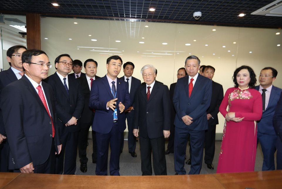 Tổng Bí thư, Chủ tịch nước Nguyễn Phú Trọng thăm Trung tâm điều độ điện lực, Tập đoàn Điện lực Việt Nam. (Ảnh: Trí Dũng/TTXVN)