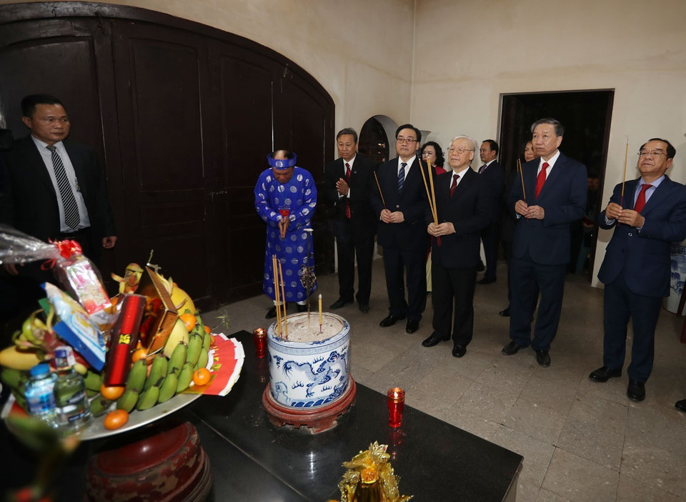 Tổng Bí thư, Chủ tịch nước Nguyễn Phú Trọng và các đại biểu thắp hương tại Đài tưởng niệm các anh hùng liệt sỹ trong khu vực đền Quán Thánh, quận Ba Đình. (Ảnh: Trí Dũng/TTXVN)