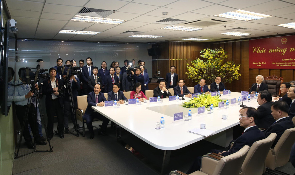 Tổng Bí thư, Chủ tịch nước Nguyễn Phú Trọng nói chuyện qua màn hình trực tuyến với cán bộ ngành điện lực đang làm nhiệm vụ tại đảo Cồn Cỏ (Quảng Trị) và nhà máy Thủy điện Sơn La. (Ảnh: Trí Dũng/TTXVN)