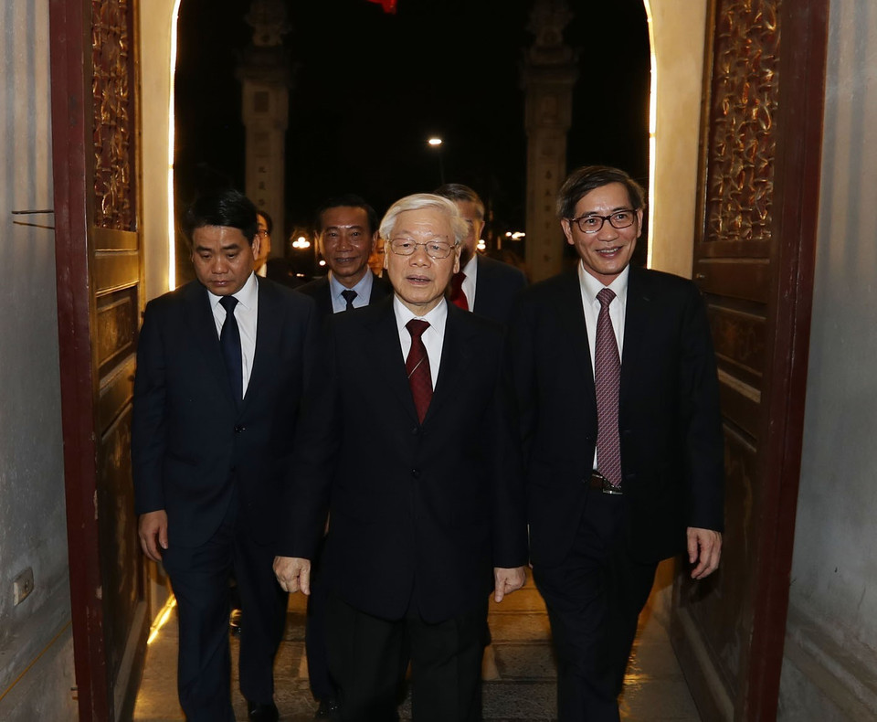 Tổng Bí thư, Chủ tịch nước Nguyễn Phú Trọng và các đại biểu thăm đền Quán Thánh, quận Ba Đình. (Ảnh: Trí Dũng/TTXVN)