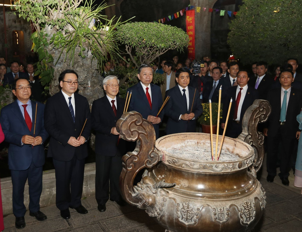 Tổng Bí thư, Chủ tịch nước Nguyễn Phú Trọng và các đại biểu dâng hương tại đền Quán Thánh, quận Ba Đình. (Ảnh: Trí Dũng/TTXVN)