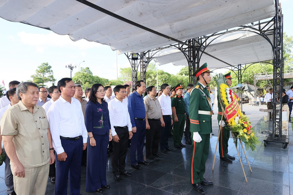 Thủ tướng Phạm Minh Chính dâng hương, dâng hoa tưởng niệm các Anh hùng Liệt sỹ tại Nghĩa trang Liệt sỹ Quốc gia Đường 9. (Ảnh: Dương Giang/TTXVN)