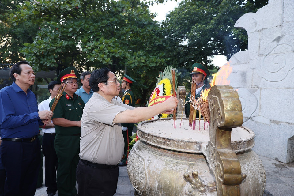 Thủ tướng Phạm Minh Chính dâng hương tưởng niệm các Anh hùng Liệt sỹ tại Nghĩa trang Liệt sỹ Quốc gia Trường Sơn. (Ảnh: Dương Giang/TTXVN)