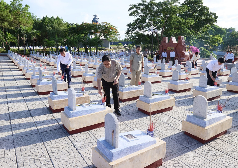 Thủ tướng Phạm Minh Chính thắp hương phần mộ liệt sỹ tại Nghĩa trang Liệt sỹ Quốc gia Đường 9. (Ảnh: Dương Giang/TTXVN)