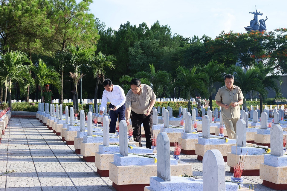 Thủ tướng Phạm Minh Chính thắp hương phần mộ liệt sỹ tại Nghĩa trang Liệt sỹ Quốc gia Đường 9. (Ảnh: Dương Giang/TTXVN)