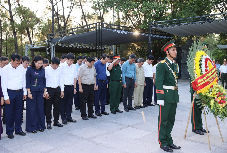 Thủ tướng Phạm Minh Chính dâng hương, dâng hoa tưởng niệm các Anh hùng Liệt sỹ tại Nghĩa trang Liệt sỹ Quốc gia Trường Sơn. (Ảnh: Dương Giang/TTXVN)