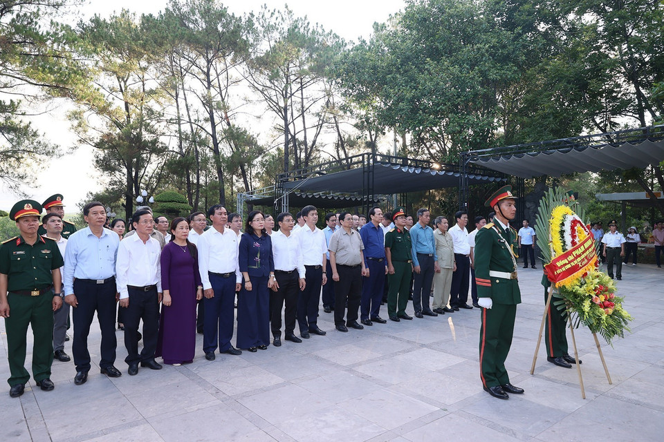 Thủ tướng Phạm Minh Chính dâng hương, dâng hoa tưởng niệm các Anh hùng Liệt sỹ tại Nghĩa trang Liệt sỹ Quốc gia Trường Sơn. (Ảnh: Dương Giang/TTXVN)