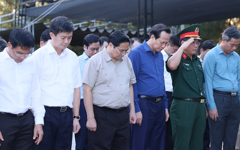 Thủ tướng Phạm Minh Chính dâng hương, dâng hoa tưởng niệm các Anh hùng Liệt sỹ tại Nghĩa trang Liệt sỹ Quốc gia Trường Sơn. (Ảnh: Dương Giang/TTXVN)