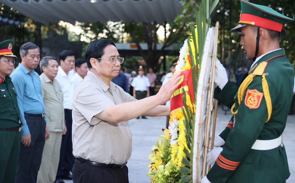 Thủ tướng Phạm Minh Chính dâng hoa tưởng niệm các Anh hùng Liệt sỹ tại Nghĩa trang Liệt sỹ Quốc gia Trường Sơn. (Ảnh: Dương Giang/TTXVN)