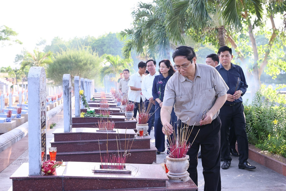 Thủ tướng Phạm Minh Chính thắp hương phần mộ liệt sỹ tại Nghĩa trang Liệt sỹ Quốc gia Đường 9. (Ảnh: Dương Giang/TTXVN)