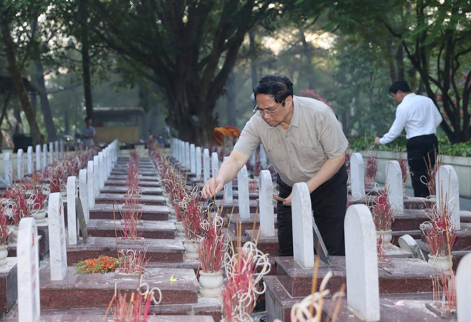 Thủ tướng Phạm Minh Chính thắp hương phần mộ liệt sỹ tại Nghĩa trang Liệt sỹ Quốc gia Trường Sơn. (Ảnh: Dương Giang/TTXVN)