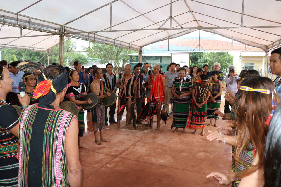 Gia chủ làm nghi lễ đón bạn. (Ảnh: Ngọc Minh/TTXVN)