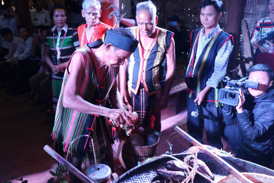 Tiết gà được pha với rượu cần và phết lên các loại nông sản mới thu hoạch . (Ảnh: Ngọc Minh/TTXVN)