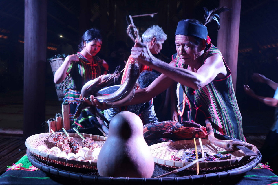  Già làng đặt nghi lễ lên bàn thời Giàng. (Ảnh: Ngọc Minh/TTXVN)