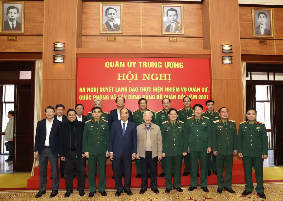 Tổng Bí thư, Chủ tịch nước Nguyễn Phú Trọng, Bí thư Quân ủy Trung và Thủ tướng Chính phủ Nguyễn Xuân Phúc chụp ảnh chung cùng các đại biểu dự Hội nghị. (Ảnh: Trí Dũng/TTXVN)