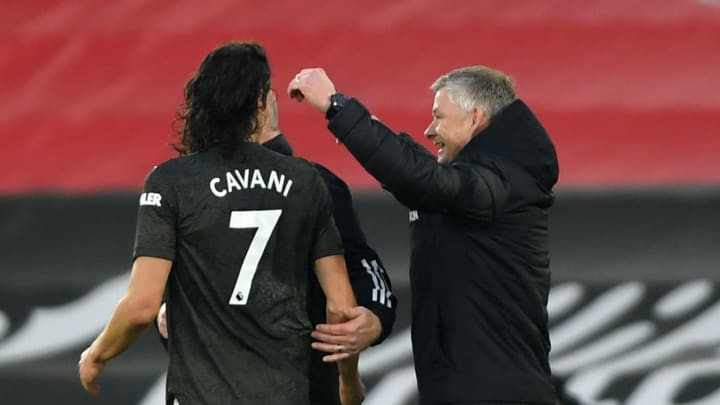 HLV Ole Gunnar Solskjaer chúc mừng Cavani sau trận đấu. (Nguồn: AP)
