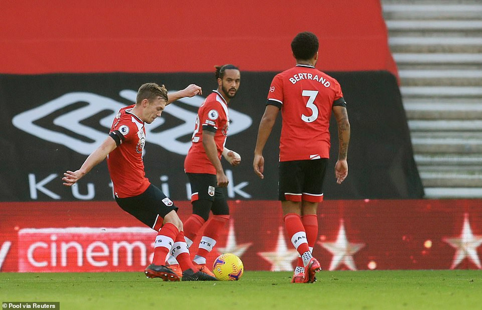 10 phút sau, James Ward-Prowse sút phạt hoàn hảo... (Nguồn: Reuters)