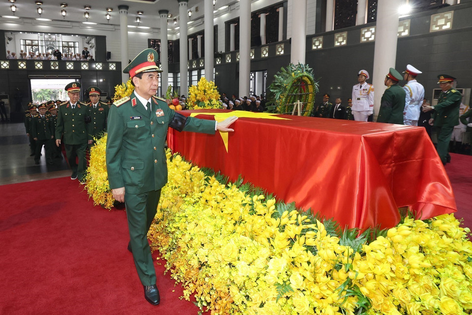 Đại tướng Phan Văn Giang, Phó Bí thư Quân ủy Trung ương, Bộ trưởng Bộ Quốc phòng viếng Tổng Bí thư Nguyễn Phú Trọng. (Ảnh: TTXVN)